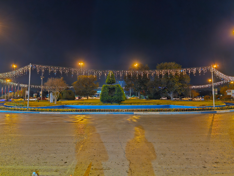 عکس با حالت شب از میدان